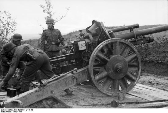 WW2 German Light Artillery 10.5cm leFH 18 - MOMCOM inc.