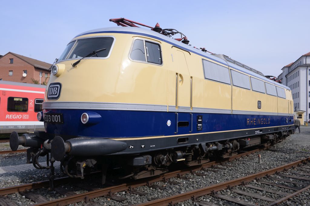 WW2 West German National Railways Type 103 Electric Locomotive (Blue Version) - MOMCOM inc.