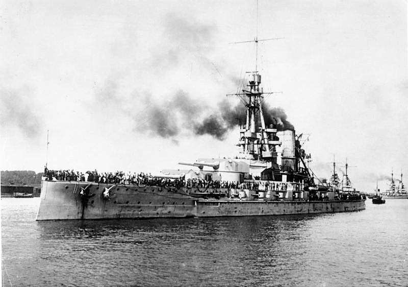 Load image into Gallery viewer, WW2 Battleship Bismarck - MOMCOM inc.
