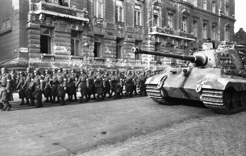 Load image into Gallery viewer, WW2 German Tank VI Tiger II - MOMCOM inc.
