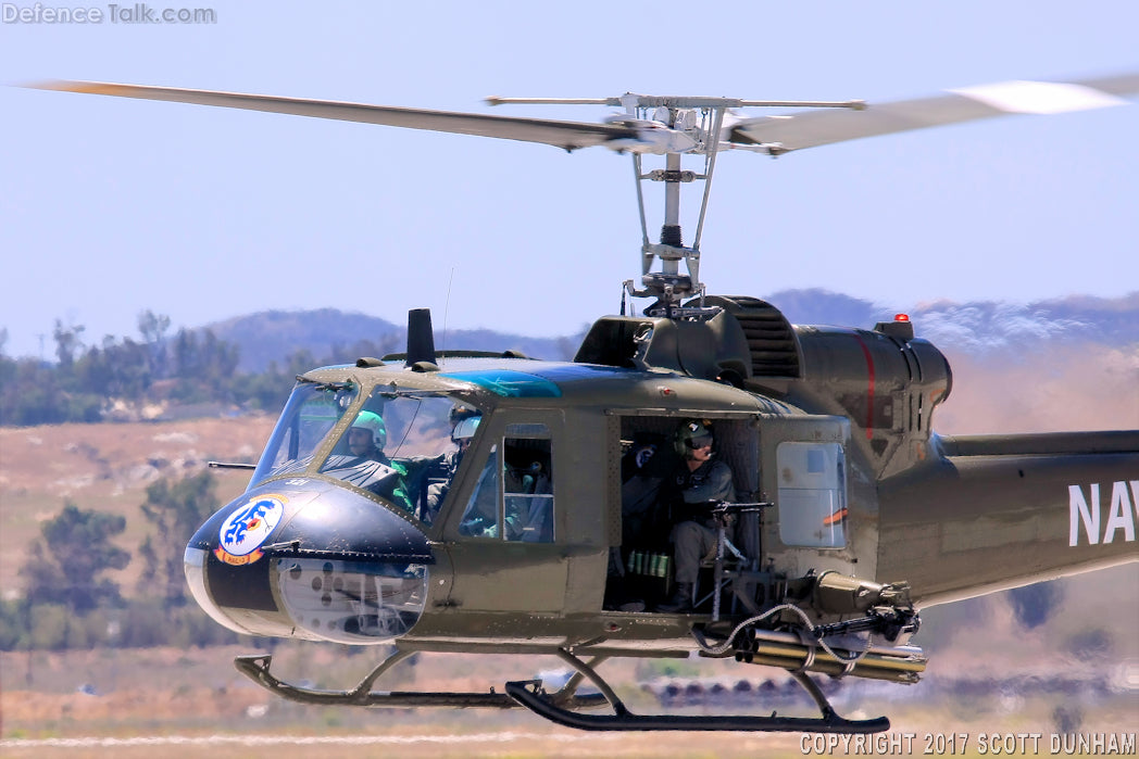 US Army UH-1 Huey Helicopter (Gunship Version) - MOMCOM inc.